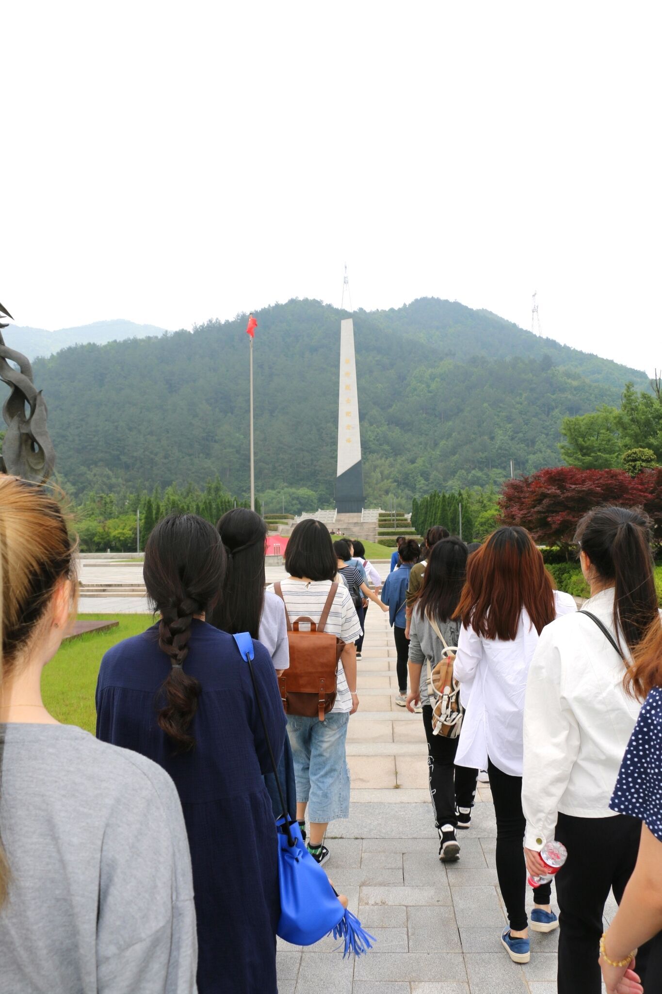 傳媒學院入黨重點發展對象培訓班赴烈士陵園緬懷學習